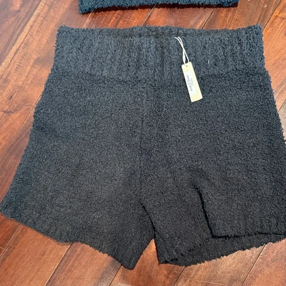 SKIMS Black Fuzzy Pajama Set - Picture 3 of 3